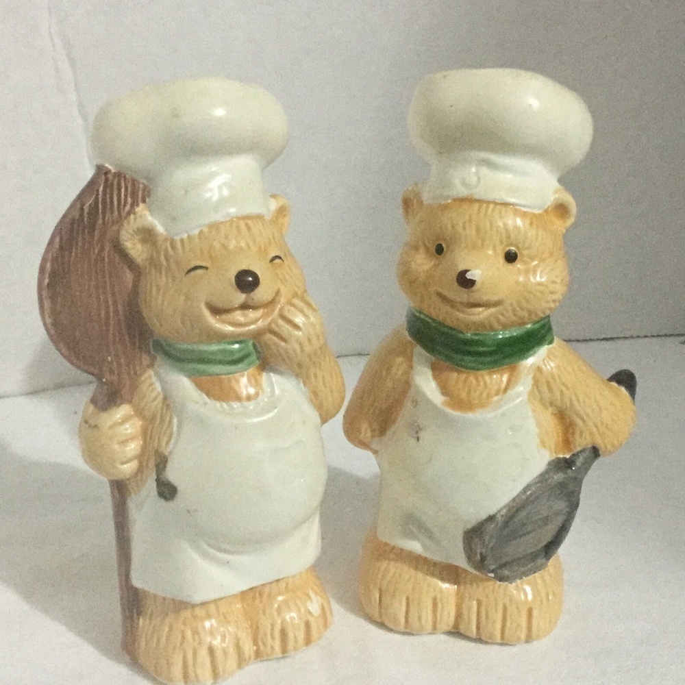 Vintage salt and pepper shakers - bear chefs , frying pan and pizza board-used.